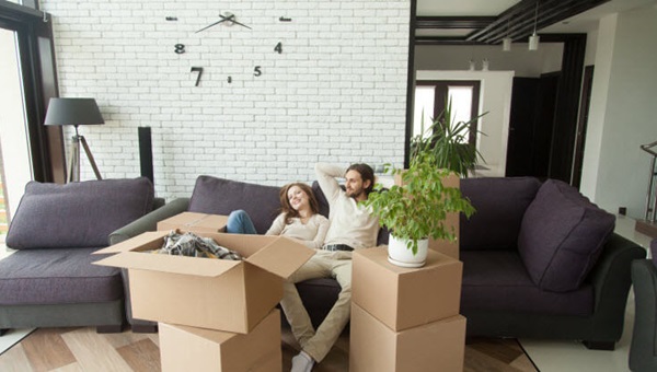 boxes_couple_relaxing_766165468 (1)