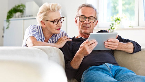 senior_couple_home_tablet_736x414_public (1)